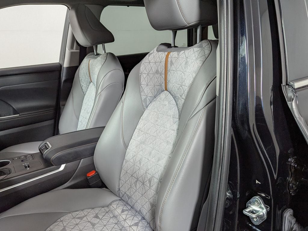 2023 Toyota Highlander Hybrid Bronze Edition